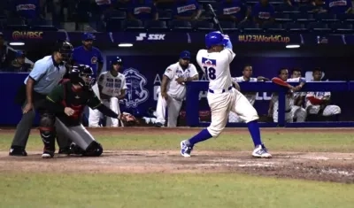 Álvaro Noriega, receptor de los Caimanes. 