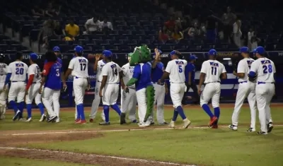 Jugadores de Caimanes celebrando la victoria.