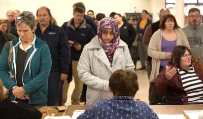 Ciudadanos haciendo fila para votar.