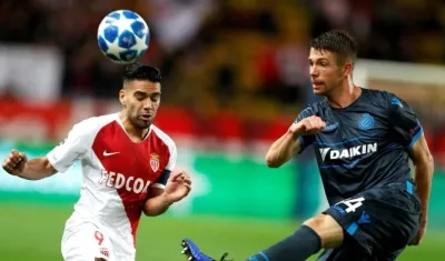 El delantero colombiano del AS Mónaco, Radamel Falcao, disputa el balón frente al defensa belga del Brujas, Brandon Mechele.