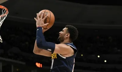 Jamal Murray dispara a la canasta. 