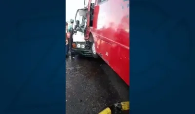 Ambas busetas involucradas en el accidente.