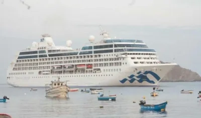 Uno de los cruceros noruegos en la Bahía de Santa Marta.