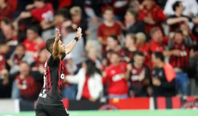 Renan Lodi celebrando el gol de Atlético Paranaense en el primer tiempo.