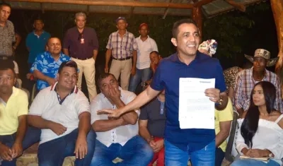 Pedro Lemus Navarro, explicando sus propuestas en el municipio de Juan de Acosta.