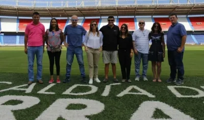 Funcionarios de Procolombia junto diferentes visitantes de organizaciones deportivas. 