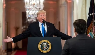 El presidente Donald Trump increpa a Jim Acosta, corresponsal de la CNN.