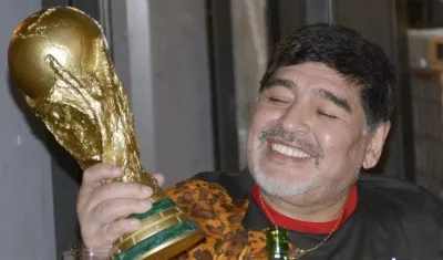 Diego Maradona, técnico de los Dorados de México, con una réplica de la Copa del Mundo. 