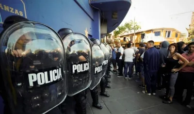 Hinchas de Boca protestas frente a la Bombonera. 