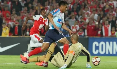 Teófilo Gutiérrez engancha a Robinson Zapata para marcar el primer gol. 