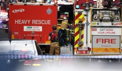 Los servicios de Emergencias llegan a la concurrida calle Bourke, donde una persona ha muerto y otras dos se encuentran hospitalizadas después de que un hombre armado con un cuchillo las atacase, en Melbourne (Australia).