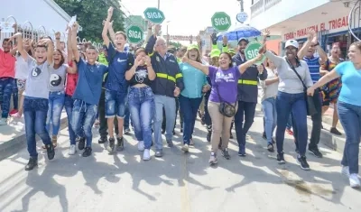 El alcalde de Soledad Joao Herrera, en la inauguración de un kilómetro de vía en Las Colonias