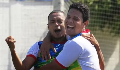 Osvaldo Ruiz Madachi celebra la anotación con Breiner Arteta, del equipo Acord Atlántico. 