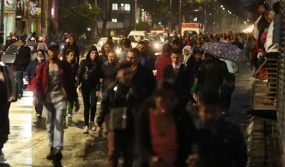 Manifestantes marchan con banderas y pancartas por las principales calles de la capital