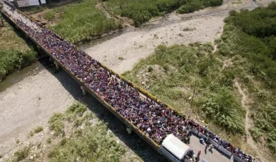 Venezolanos puente Simon Bolivar