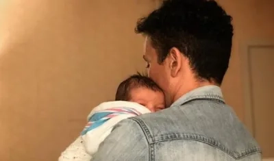 El cantante Fonseca y su hijo Agustín.