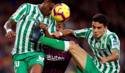 El delantero brasileño Malcom Filipe Silva de Oliveira (c), del Barcelona, y el defensa del Betis Marc Bartra, y el defensa del Betis Junior Firpo.