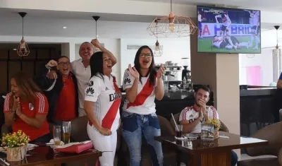 Familia de Santos Borré observa el partido Boca - River