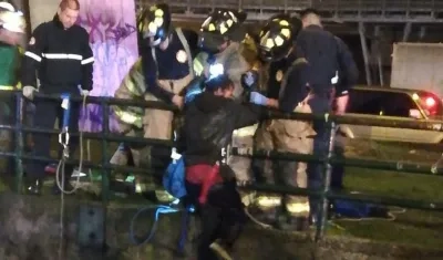 Uno de los habitantes de la calle rescatado por los bomberos.