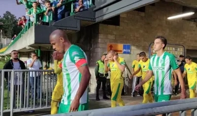 Jugadores de Leones y Nacional saltando al terreno.