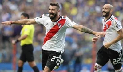 El jugador de River Plate Lucas Pratto celebra el empate de su equipo luego de un autogol de Carlos Izquierdoz