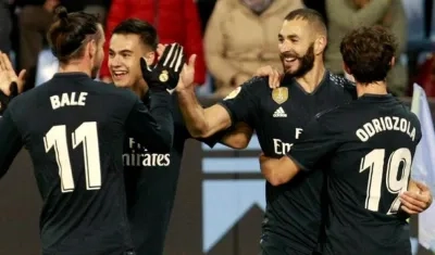 Jugadores del Real Madrid festejando uno de los goles.