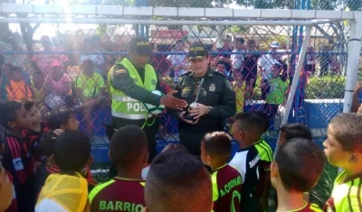Policía durante la premiación de los niños participantes en el torneo.