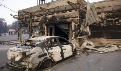 El incendio bautizado como "Camp Fire", además de cobrarse la vida de por lo menos 29 personas y dejar heridos a tres bomberos, ha arrasado viviendas, negocios y cerca de 45.000 hectáreas.