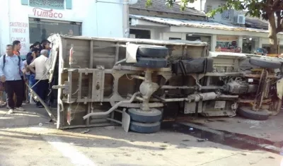 El camión quedó volcado sobre la calle 55.