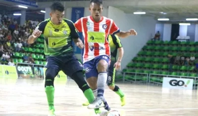 Acción del partido entre Independiente y Leones. 