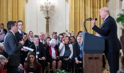Jim Acosta le contrapregunta al Presidente de EE.UU., Donald Trump.