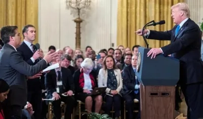 El periodista Jim Acosta y el presidente Donald Trump.