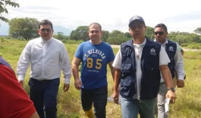 Leonardo Ataya, de suéter azul, en compañía de los miembros de la comisión humanitaria.