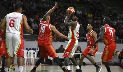 Troy Jones intentando ante la cesta frente a Miguel Marriaga.