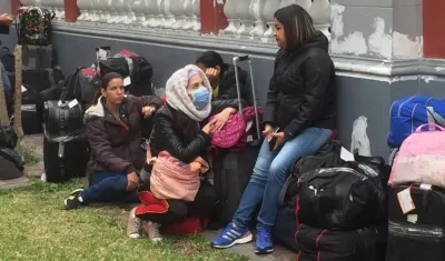 Venezolanos en sede de cancillería.