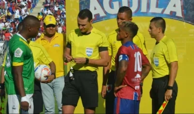 Wilmar Roldán, con los capitanes de Unión Magdalena y Deportes Quindío.