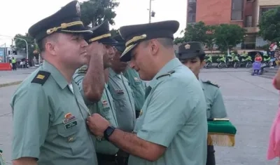 El capitán David Tobón cuando fue condecorado el pasado 6 de noviembre en la Plaza de la Paz, en Barranquilla.