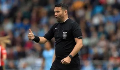 Árbitro David McNamara fue suspendido por la Federación inglesa de fútbol.