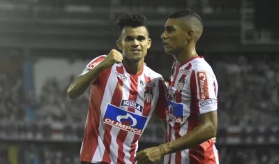 Luis Díaz celebrando el gol con Gabriel Fuentes, para el lente de Zoncero.com.