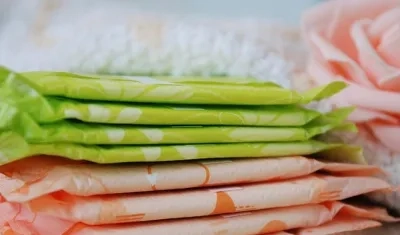 Las toallas higiénicas "son productos que se relacionan con la dignidad y con las condiciones de vida dignas para las mujeres", dice la Corte. 