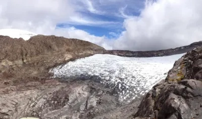 Volcán Nevado Santa Isabel, sector Conejeras. Cumbres centro y norte (domo a la izquierda). Diciembre de 2016. Autor: Jorge Luis Ceballos