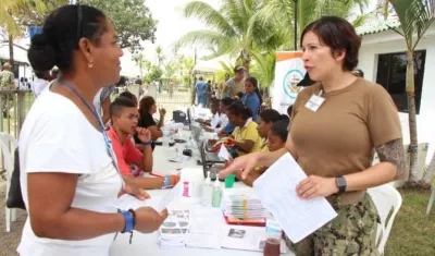 Médicos del buque hospital atendiendo a los pacientes.