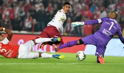 Acción de gol de Daniel Cataño ante Robison Zapata. 