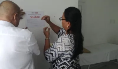 Funcionarios de la Secretaría cerrando el lugar. 