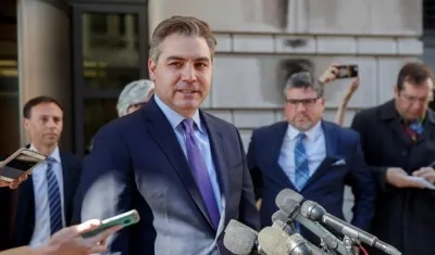  El periodista de la CNN, Jim Acosta, a su salida de la Corte Suprema de las Estados Unidos, en Washington.