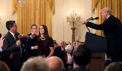Momento del enfrentamiento entre Jim Acosta y el presidente Donald Trump.