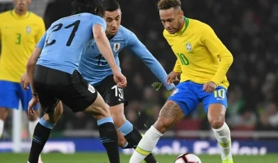 Neymar ante la marca de dos jugadores uruguayos. 