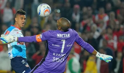 Robinson Zapata ante una jugada de Víctor Cantillo. 