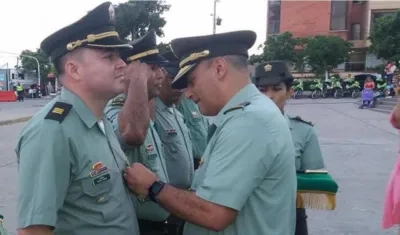 El capitán David Tobón cuando fue condecorado el pasado 6 de noviembre en la Plaza de la Paz, en Barranquilla.