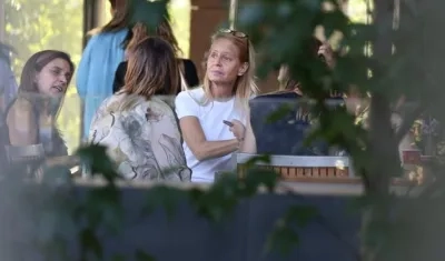  Cecilia Bolocco, en una foto en la clínica donde operaron a su hijo.